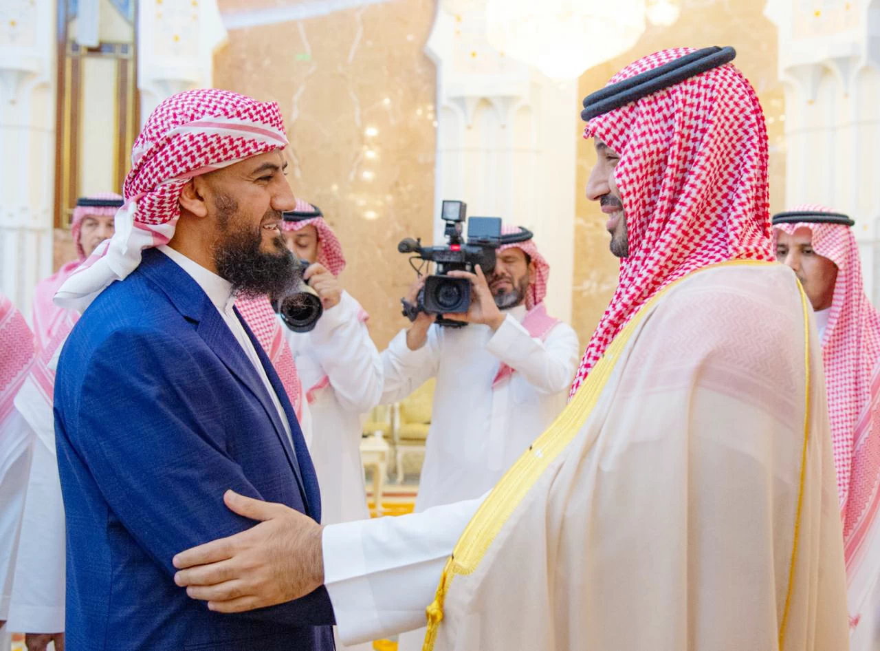 
ولي العهد يستقبل أبو زرعة. (واس) 