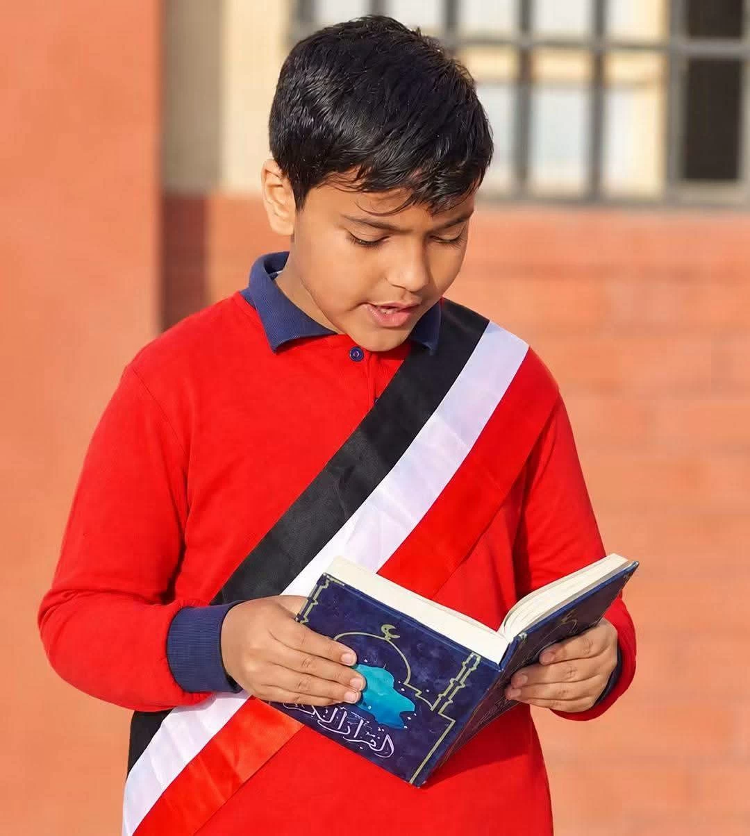 الطالب آدم محمد الأحمدي، المعروف بلقب «الإمام الصغير».