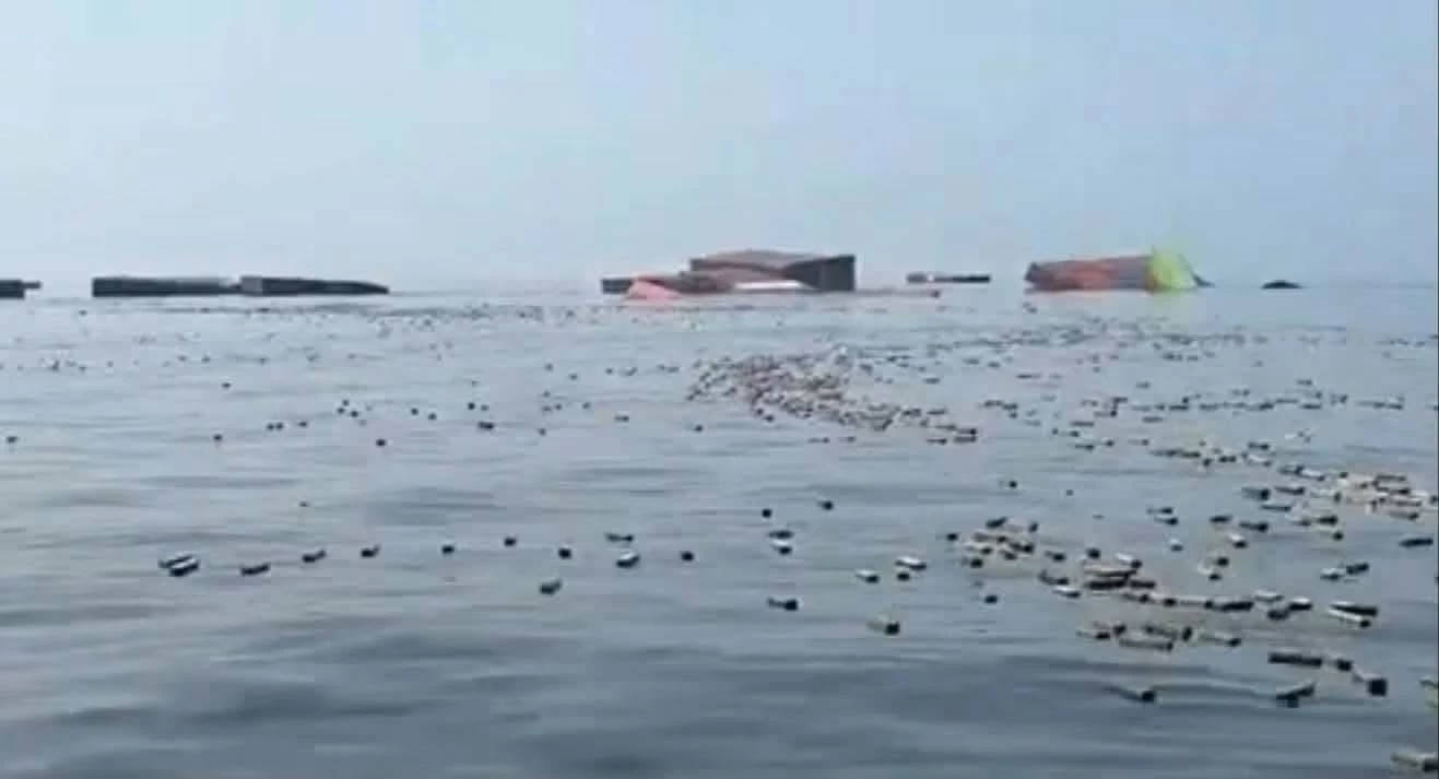آيفون وعطور فاخرة تطفو في مضيق هرمز!.. ما حقيقة الفيديوهات المتداولة؟
