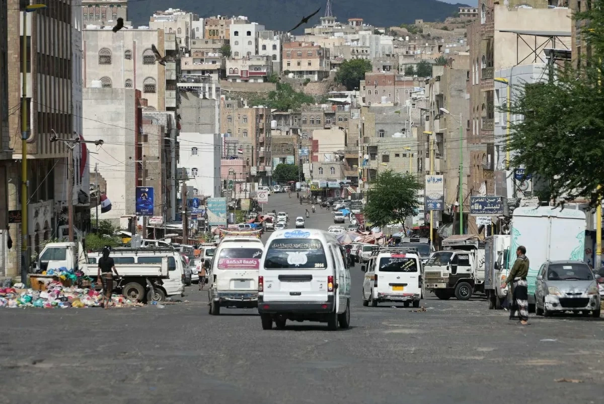 تعز تواجه الحصار بصمت.