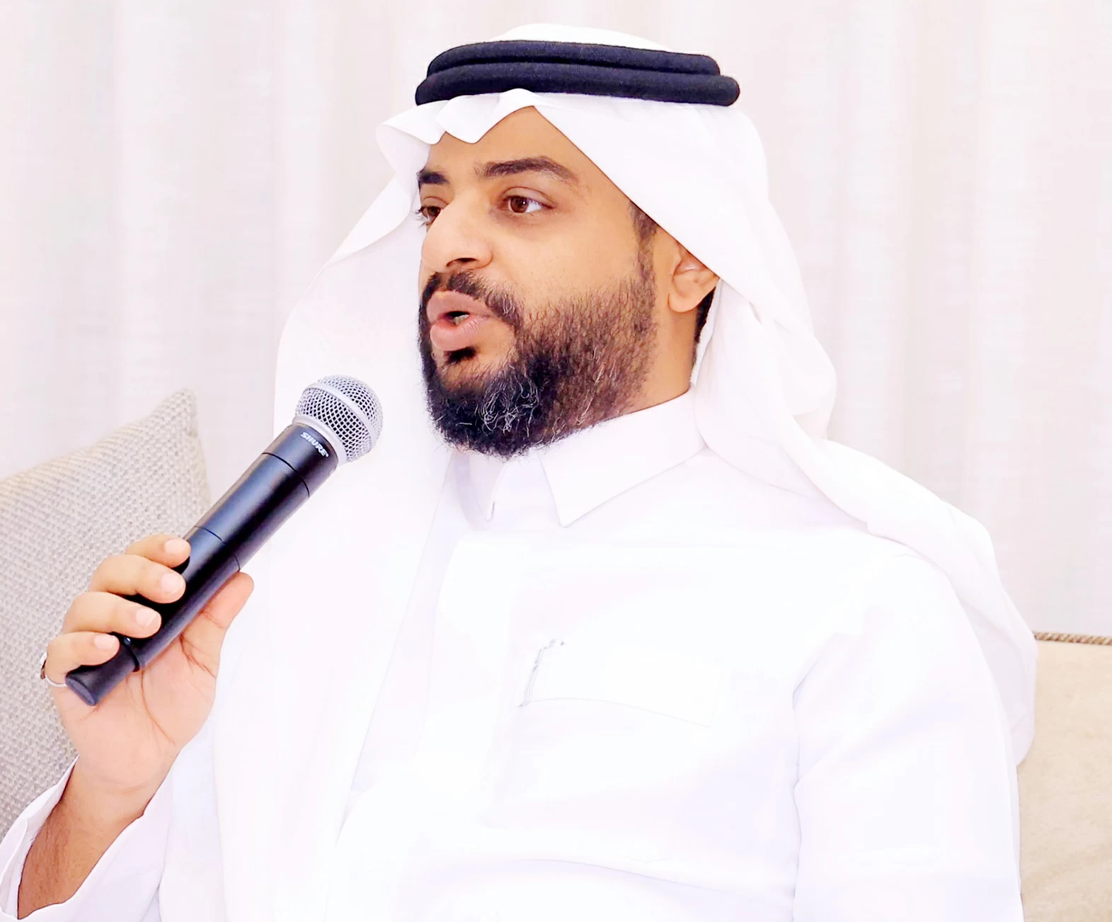 الواصلي متحدثًا في إحدى الفعاليات الثقافية. 