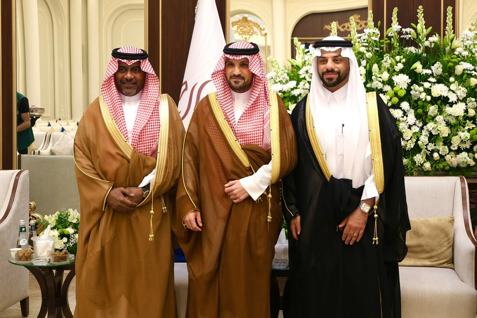 الأمير بندر بن فيصل متوسطا العريس ووالد العروس. (تصوير : تصوير: خالد العنزي) 