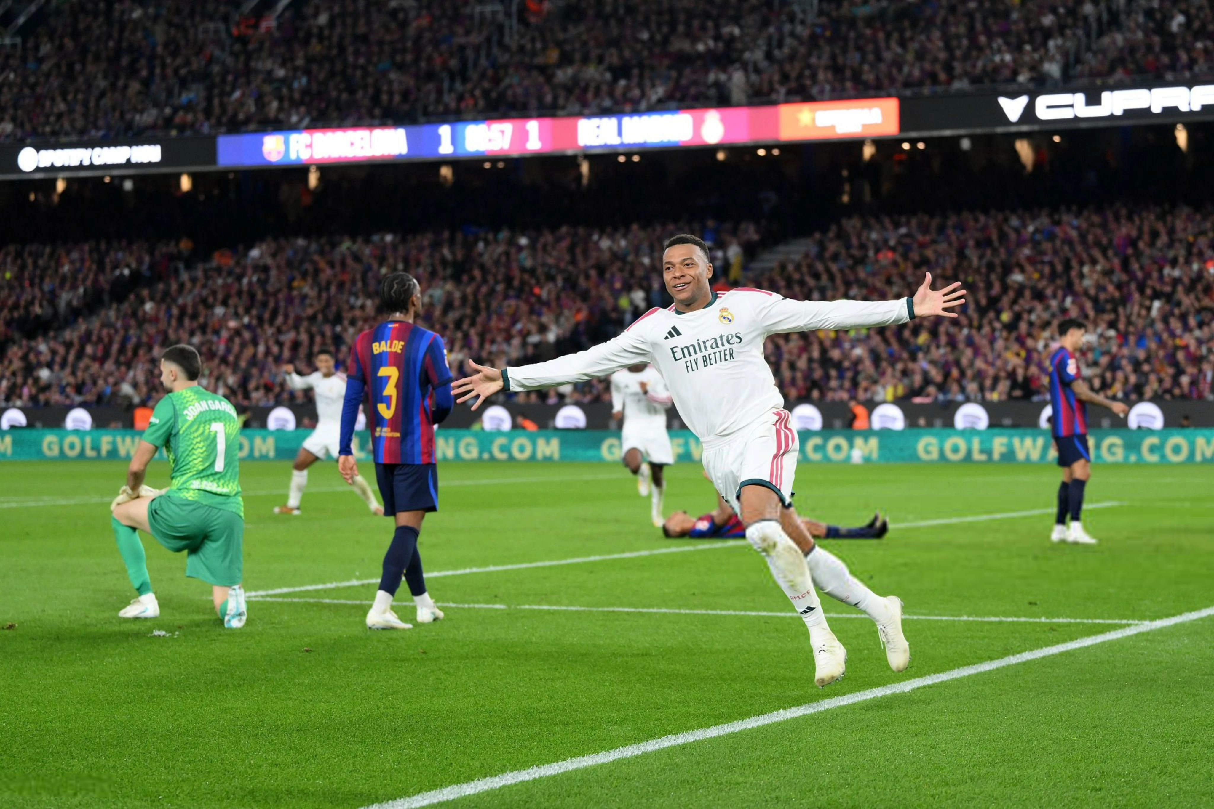 مبابي يقود ريال مدريد لإسقاط برشلونة ويبلغ هدفه المئوي