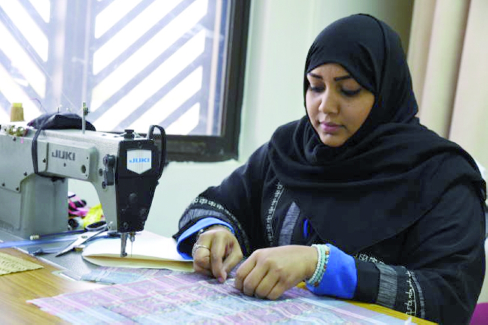فتاة في ورشة الخياطة في الجمعية الفيصلية الخيرية في جدة. (تصوير: أمل السريحي)