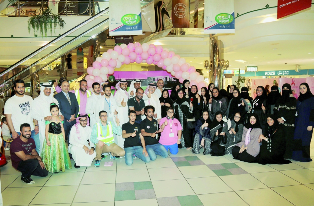 مشاركون في حملة للوقاية من مرض سرطان الثدي في الشرقية. 
