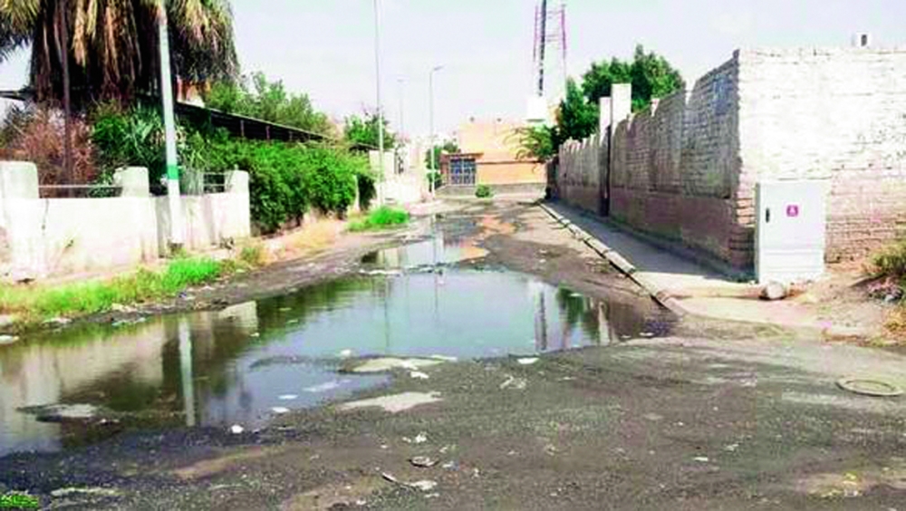 مستنقعات الصرف تغرق حي الفحص الدوري في مكة المكرمة. (عكاظ)