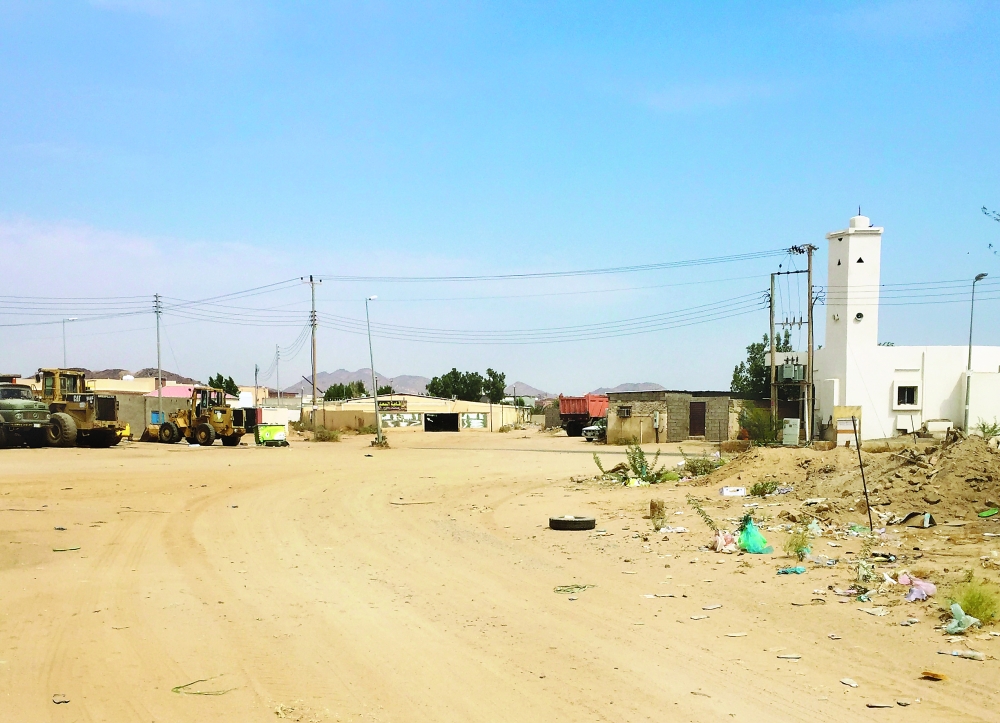 





شوارع ترابية داخل المحافظة، وتبدو المعدات والشاحنات.  (تصوير: فهد العداين)
