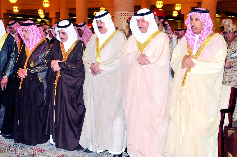 الأمير متعب بن عبدالله وعدد من الأمراء يؤدون الصلاة على الأمير عبدالعزيز بن عياف. (واس)