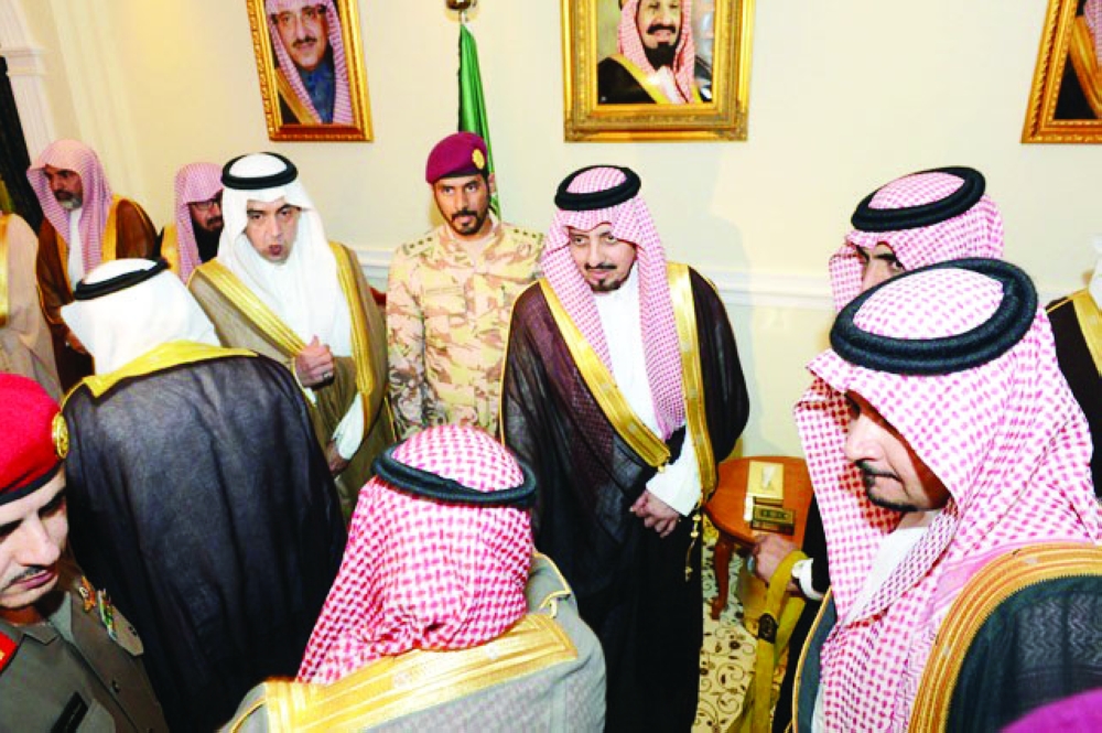 





الأمير فيصل بن خالد يستقبل أعيان عسير. (عكاظ)