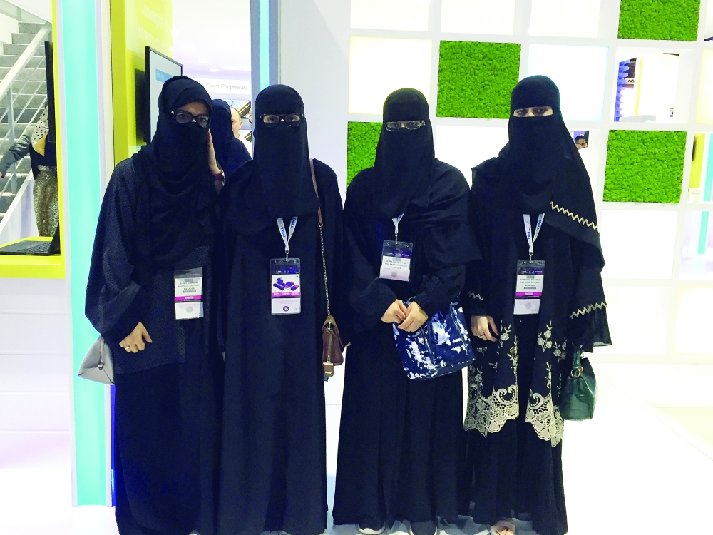 أربع طالبات سعوديات حققن الجوائز الأولى في مسابقة «ديل إي إم سي» لمشاريع التخرج. (عكاظ)