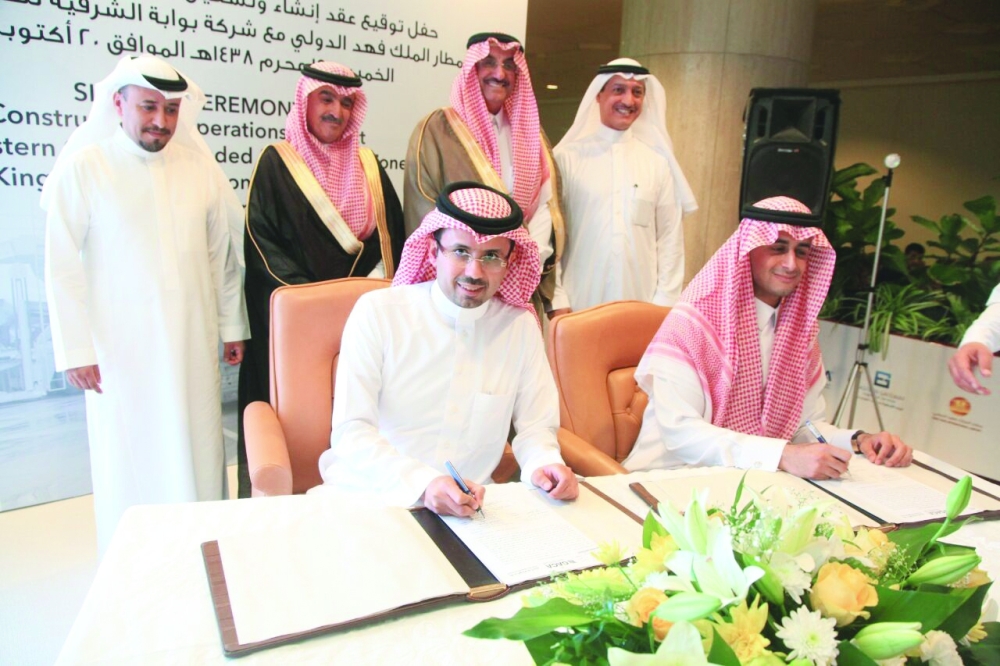 أثناء توقيع عقد إنشاء وتشغيل منطقة الإيداع وإعادة التصدير بين مطار الملك فهد الدولي بالدمام وبوابة الشرقية. (عكاظ)