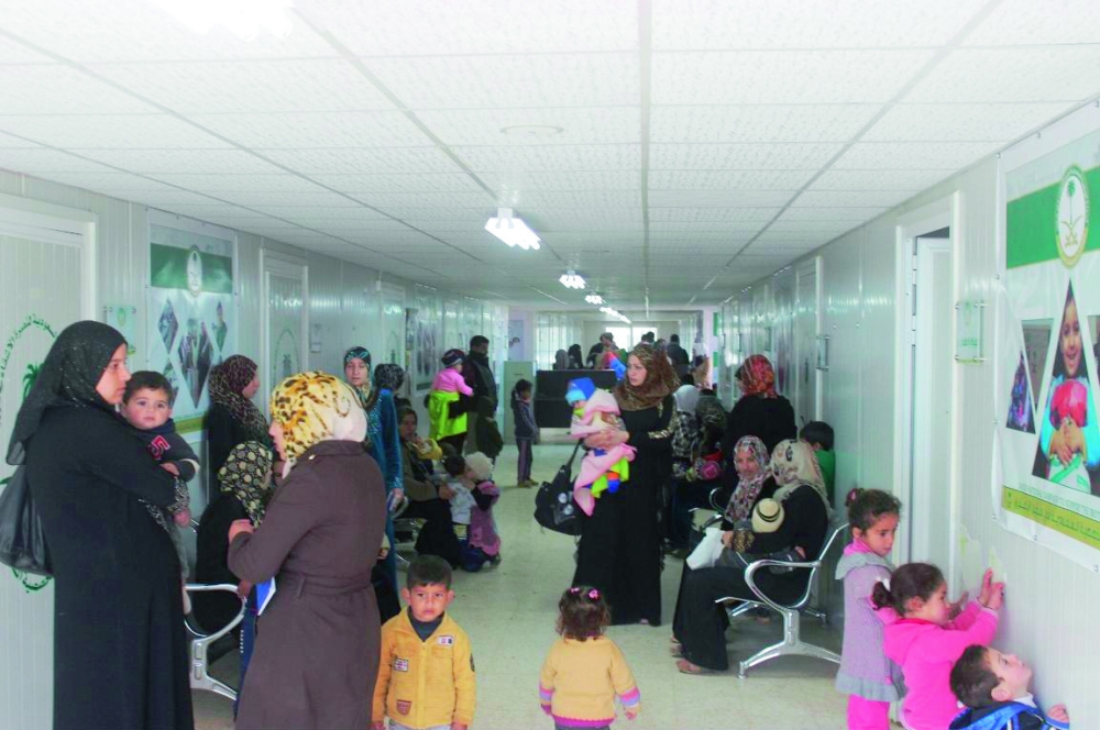 



لاجئون سوريون في العيادات التخصصية السعودية بمخيم الزعتري.    (عكاظ)
