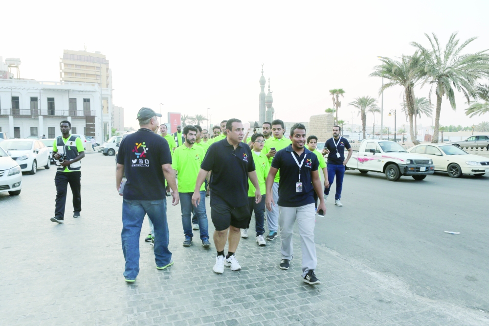 الزميل أحمد العرفج يتقدم المشاركين في الممشى. 