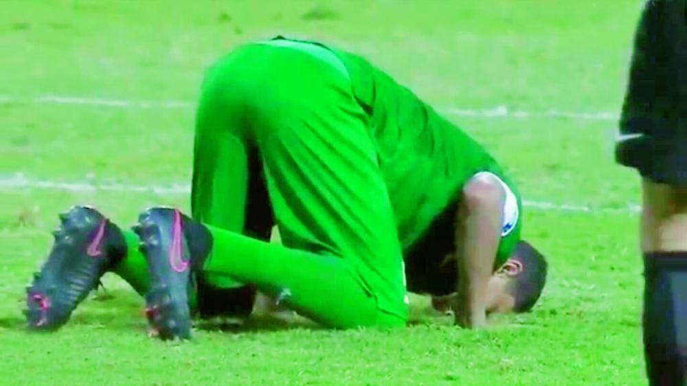 أحد لاعبي الأخضر يسجد شكرا لله بعد التأهل لمونديال كوريا الجنوبية. (مواقع التواصل).