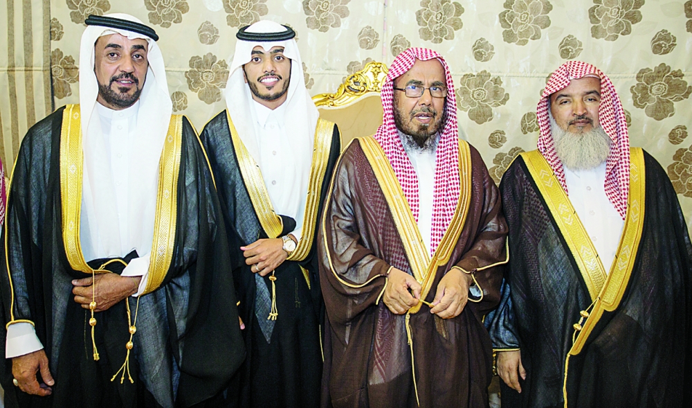 العريس عبدالعزيز ووالده ووالد العروس والشيخ المطلق. (عكاظ)