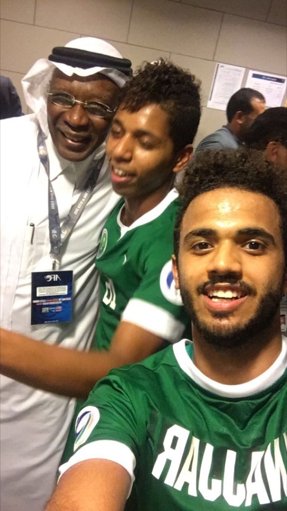 أحمد عيد شارك اللاعبين فرحتهم بالتأهل. 