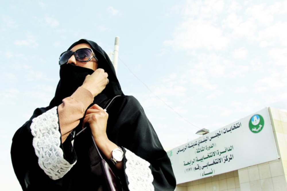 ناخبة أمام أحد مقرات انتخابات المجالس البلدية في الرياض والتي أعلنت نتائجها في ديسمبر من العام الماضي، وتأمل سعوديات أن تحسن المرأة من أداء التجربة الثالثة. (وكالات)
