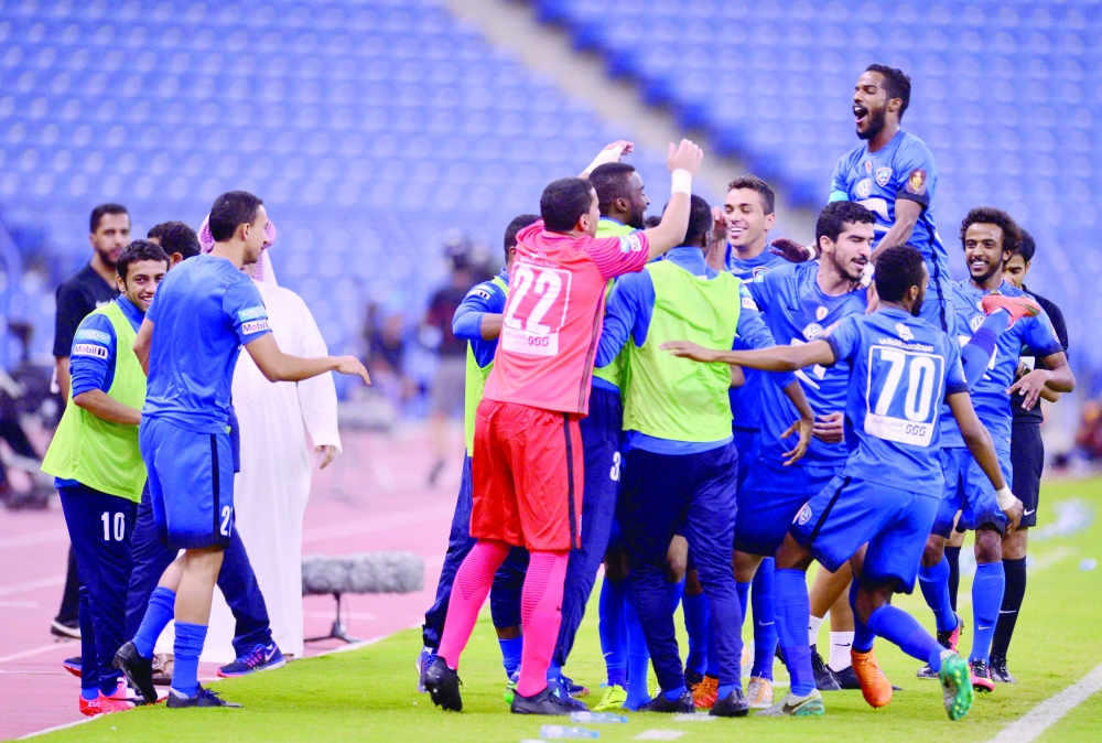 فرحة لاعبي الهلال بالتأهل لنصف نهائي الكأس. (تصوير: عبدالعزيز السلامة)