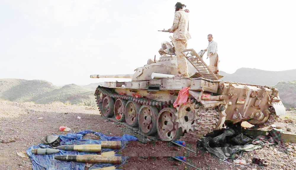 آلية عسكرية تابعة للجيش الوطني تقف على تخوم صنعاء. (عكاظ)