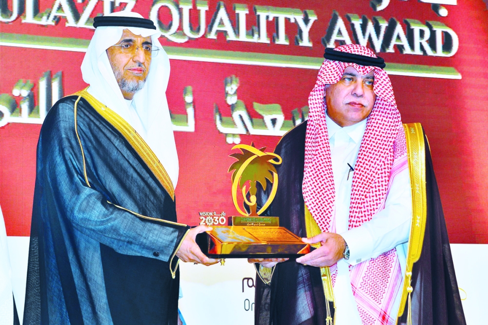 القصبي مكرما المنشآت الفائزة بجائزة الملك عبدالعزيز للجودة في دورتها الثالثة. (واس) 