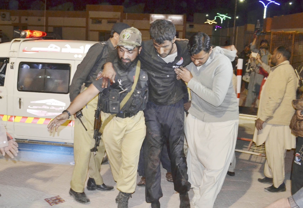 



 مسعف يحمل مصاباً في عملية اقتحام أكاديمية الشرطة في كويتا. (أ.ف.ب)