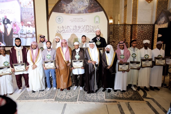 الأمير خالد الفيصل متوسطا الفائزين بالجائزة. (تصوير: أحمد بارجاء)