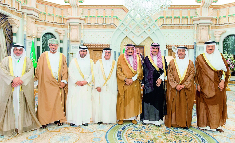 



الملك سلمان في صورة جماعية مع العنقري والزياني ورؤساء دواوين المراقبة والمحاسبة الخليجيين. (تصوير: بندر الجلعود)