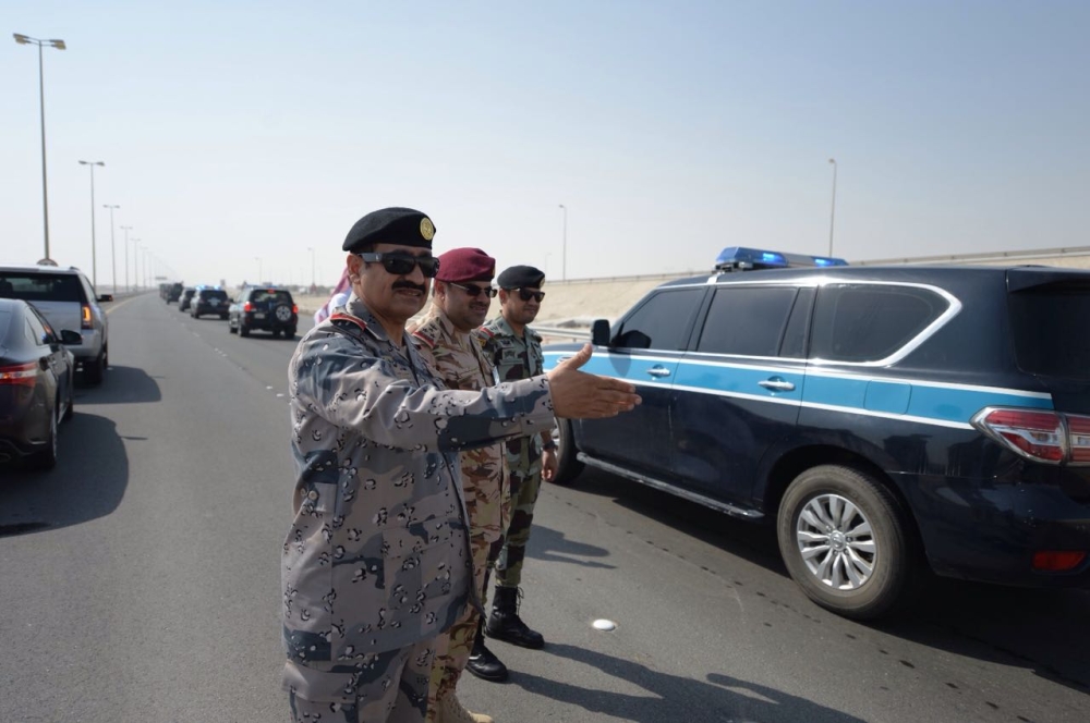 اللواء معيض الجبعان خلال إشرافه على وصول الأسطول الأمني السعودي.