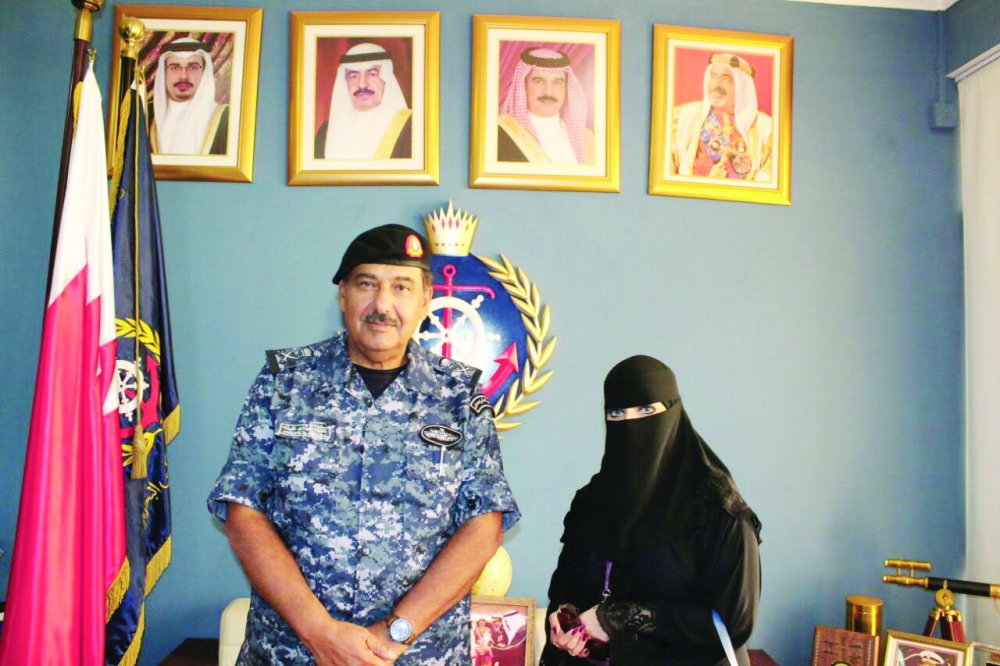 



الزميلة السهيمي مع قائد سلاح البحرية البحرينية. (عكاظ) 