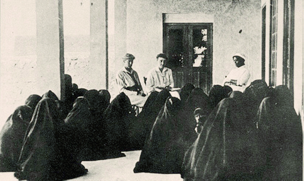 كويتيات ينتظرن الدخول على «الخاتونة» لعلاجهن في عام 1917