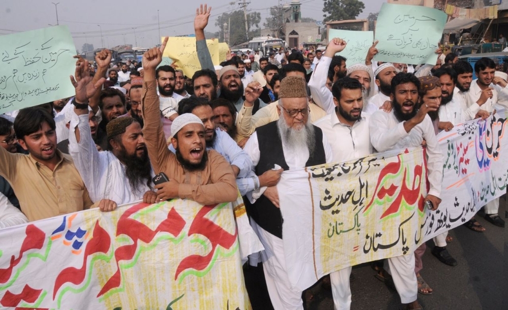  انتفض باكستانيون في إسلام أباد أمس منددين باستهداف جماعة الحوثي وقوات المخلوع صالح مكة المكرمة. (عكاظ)