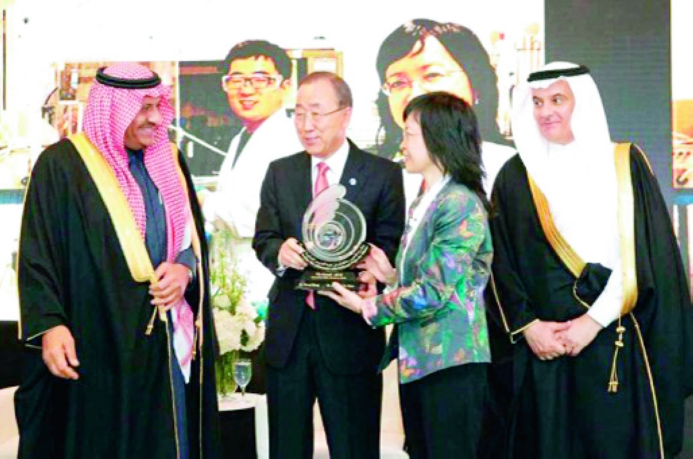 



الأمير خالد بن سلطان وبان كي مون يسلمان الجوائز للعلماء الفائزين.  (عكاظ)