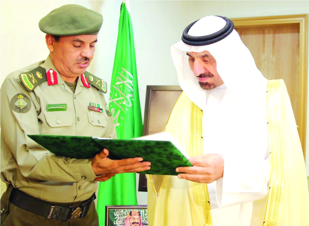 الأمير جلوي بن عبدالعزيز يتسلم التقرير السنوي لجوازات المنطقة. (عكاظ) 