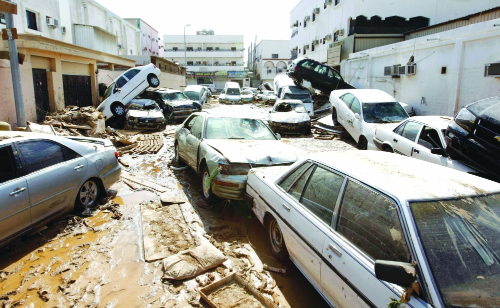 



مشهد من فاجعة السيول التي ضربت محافظة جدة عام 1430 وخلفت نحو 120 شهيدا.