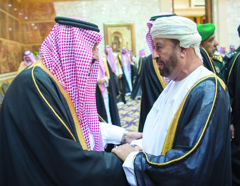 الملك سلمان متقبلا تعازي وزير شؤون الدفاع العماني.