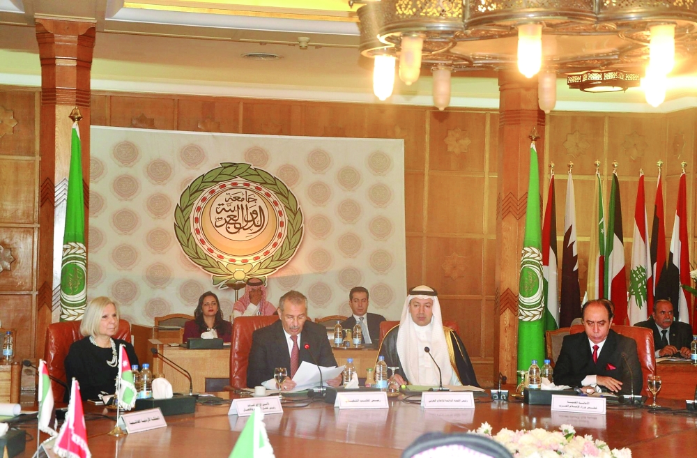 جانب من اجتماع المكتب التنفيذي لمجلس وزراء الإعلام العرب في ختام دورته السادسة بالقاهرة أمس. (عكاظ)