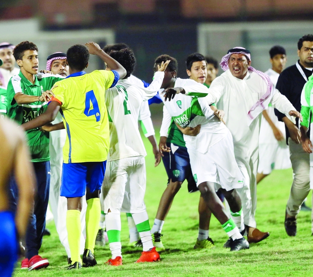 بعض الانفلاتات التي شهدتها مباراة نهائي كأس الناشئين بين النصر والأهلي. (تصوير: عبدالله الشريف)