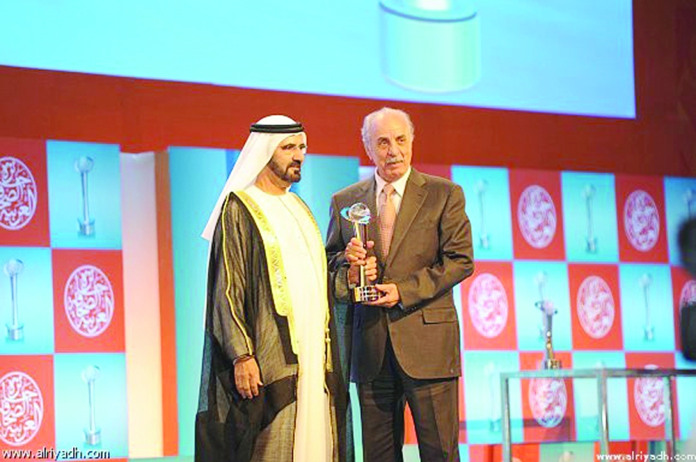 السنعوسي يتسلم جائزة شخصية العام الإعلامية من الشيخ محمد بن راشد عام 2012.