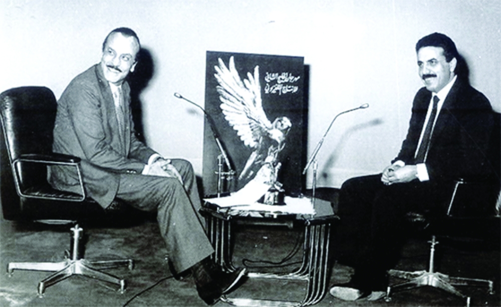 السنعوسي إلى اليمين في برنامج حواري مع المذيع الشهير أحمد عبدالعال في الستينات.