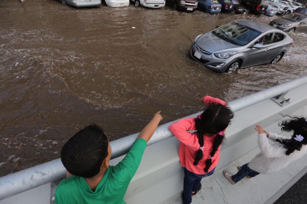 اطفال يرصدون ارتفاع منسوب المياه ومراقبي الامانة لا يتحركون