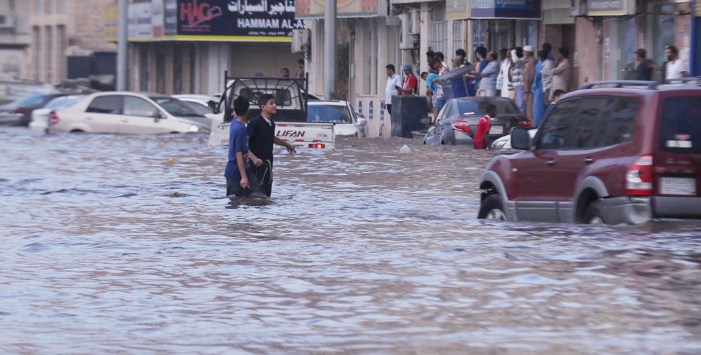 تجمعات مياه كبيرة شهدها طريق فلسطين في عده نقاط حرجة