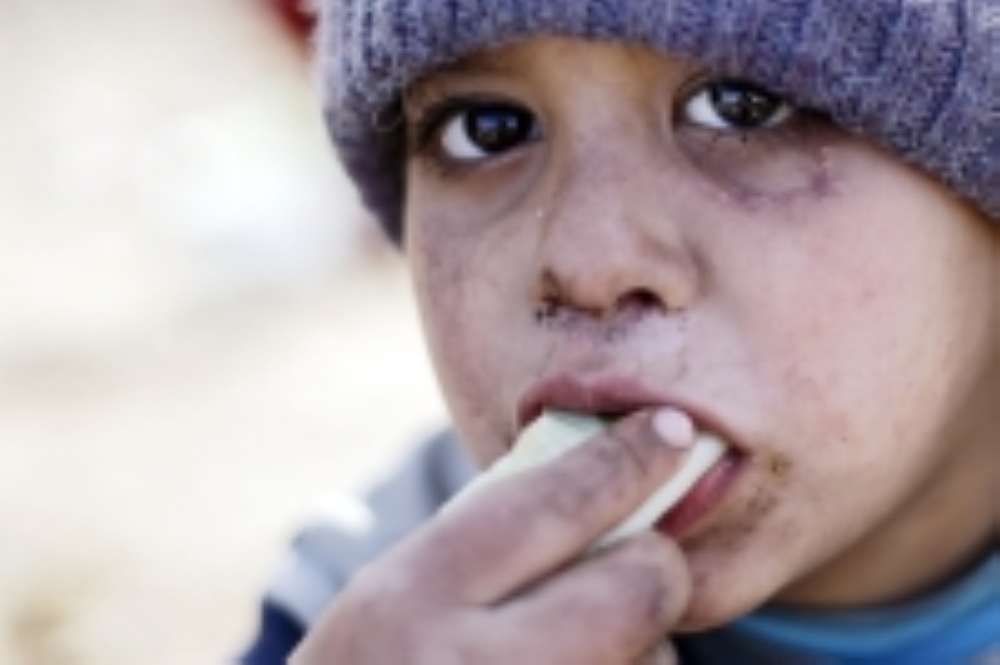 طفل سوري شرده قصف النظام وروسيا إلى خارج حلب، حيث مخيمات «العراء». (أ. ف. ب)