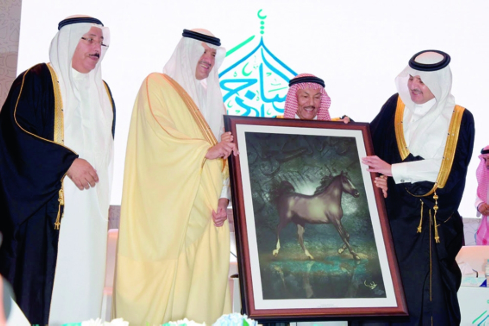 



إهداء تذكاري للأمير سعود بن نايف بحضور الأمير سلطان بن سلمان ومدير الجامعة. (عكاظ)