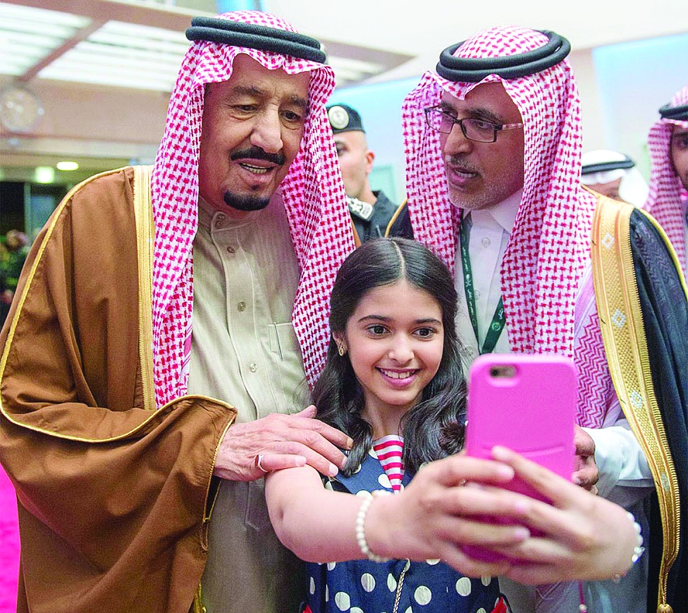 طفلة تلتقط «سيلفي» مع الملك خلال رعايته المهرجان السنوي على كأس الملك عبدالعزيز للخيل. (واس)