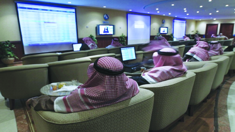 





المستثمرون في سوق الأسهم السعودية يترقبون تأثير نتائج الشركات للربع الأخير على حركة المؤشر المتصاعدة.   (عكاظ)