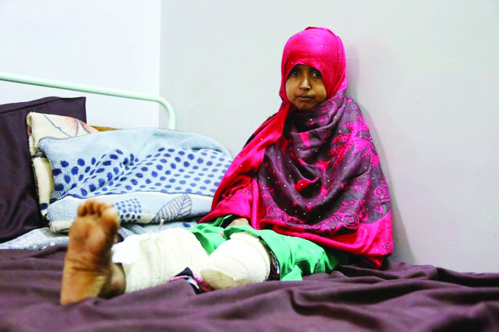 



طفلة يمنية ضحية هجمات المتمردين في تعز.(عكاظ)