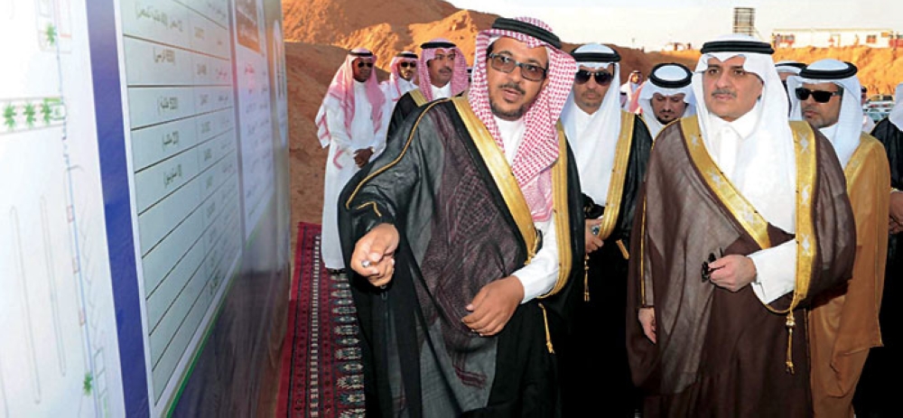 



الأمير فهد بن سلطان مستمعا لشرح حول أحد المشاريع.  (عكاظ)