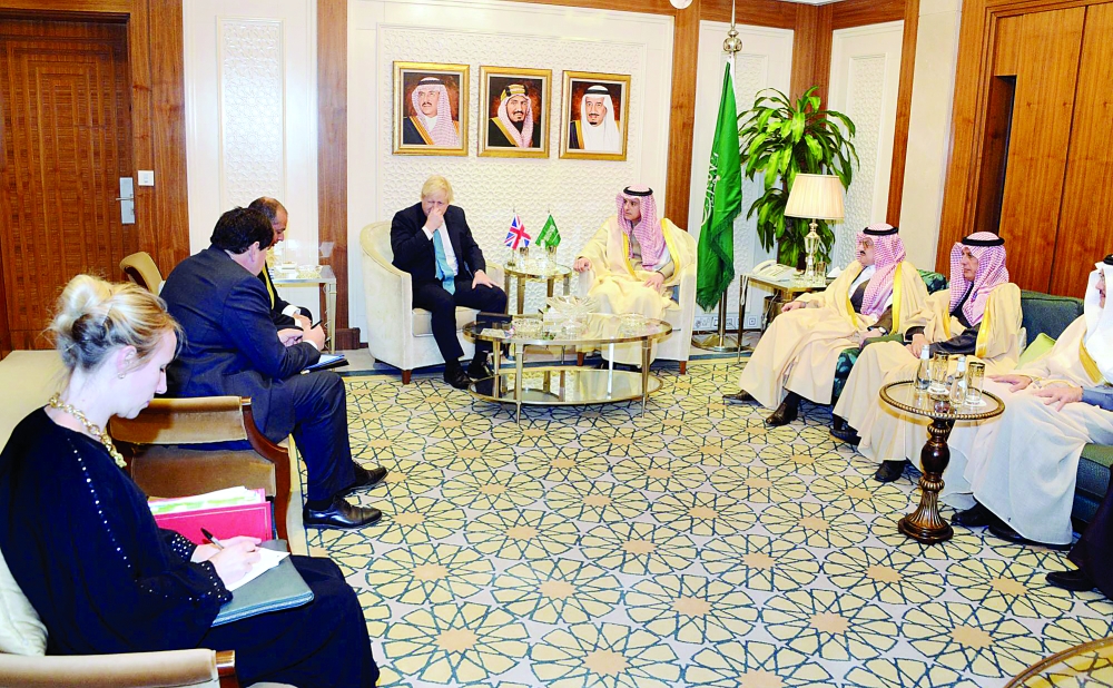 



وزير الخارجية ونظيره البريطاني خلال المؤتمر الصحفي أمس في الرياض.