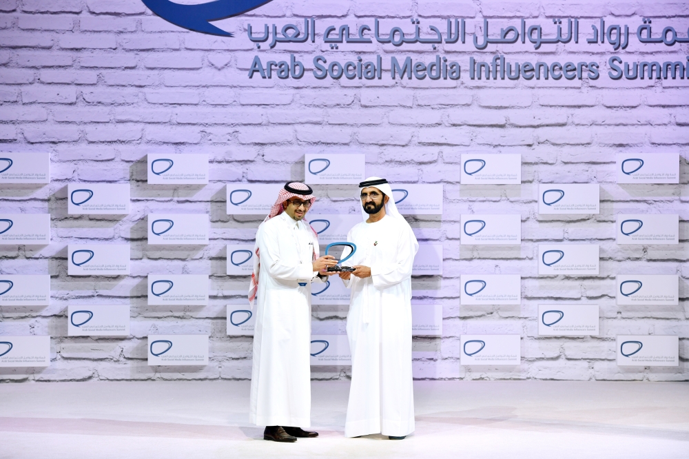 الشيخ محمد بن راشد يسلم الجائزة لـ أمين «مسك الخيرية» بدر العساكر