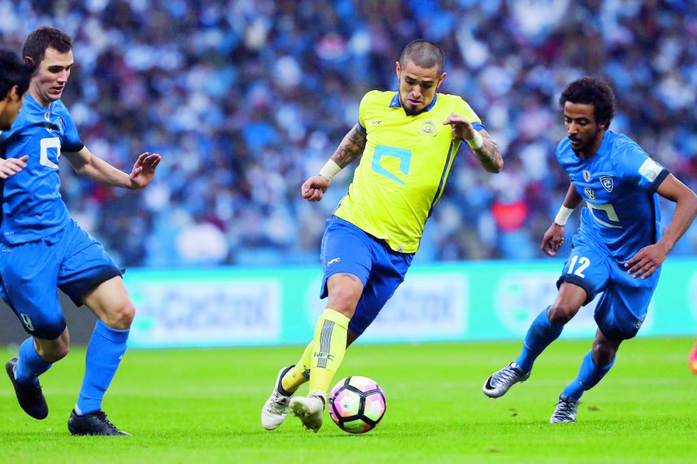 





لاعب النصر أيالا في محاولة بناء هجمة وسط مضايقة الهلالي ياسر الشهراني. (تصوير: عبدالعزيز السلامة)